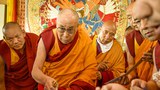 ༸གོང་ས་མཆོག་དབུ་བཞུགས་ཀྱིས་དཀྱིལ་འཁོར་བཞེང་བཞིན་པ།