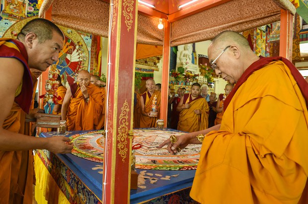 ༧གོང་ས་མཆོག་གི་དུས་འཁོར་དཀྱིལ་འཁོར་ལ་གཟིགས་བཞིན་པ། ༢༠༡༤།༧།༩