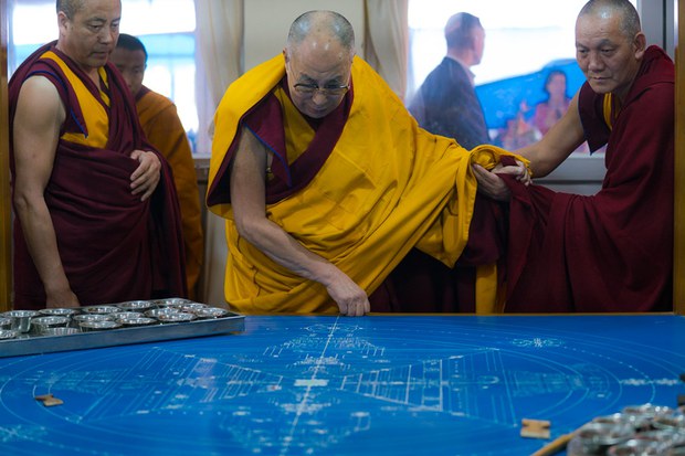 ༧གོང་ས་མཆོག་གིས་དུས་འཁོར་དབང་ཆེན་གྱི་དཀྱིལ་འཁོར་ཐིག་རྩ་འཐེན་གནང་བཞིན་པ། ༢༠༡༧།༡།༣