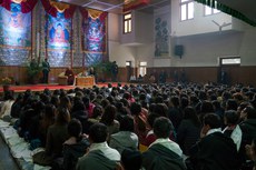༧གོང་ས་མཆོག་གིས་རྒྱལ་ས་ལྡི་ལིར་ཡོད་པའི་བོད་ཁྱིམ་སློབ་གྲའི་གཞོན་ནུའི་སློབ་ཁང་ནང་ཚན་རིག་མཁས་དབང་Richard་Davidson་ལྷན་དུ་དབང་རྩའི་ཚན་རིག་དང་དྲན་ཤེས་སྐོར་བགྲོ་གླེང་གནང་སྐབས། ༢༠༡༧།༡།༢༢