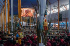 ༧གོང་ས་མཆོག་གིས་རྒྱ་གར་རྡོ་རྗེ་གདན་དུ་དུས་དབང་ཐེངས་སོ་བཞི་བ་གནང་བཞིན་པ། ༢༠༡༧།༡།༡༡