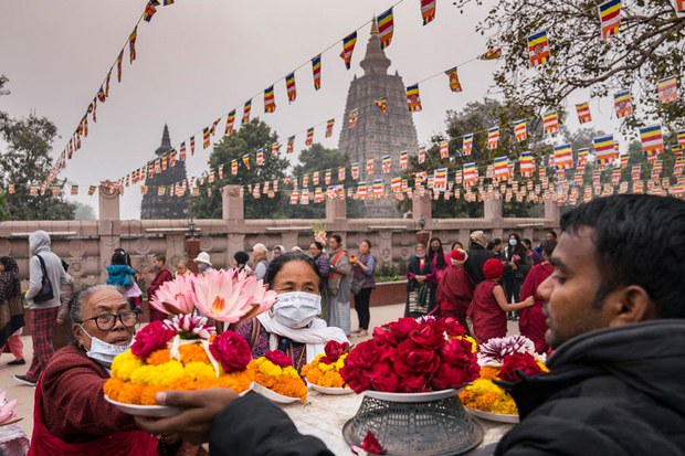 ༸གོང་ས་མཆོག་དབུ་བཞུགས་ཐོག་ས་ཆོག་དང་ས་གར་གནང་བ།
