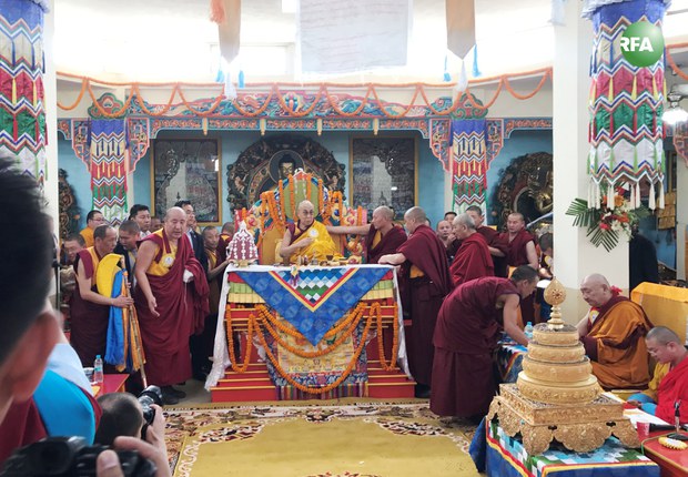 སོག་ཡུལ་དགའ་ལྡན་ཐེག་ཆེན་གླིང་དགོན་པའི་ཡན་ལག་བྷཏ་ས་གྷཱལ་དགོན་པ་རྡོ་རྗེ་གདན་དུ་གསར་བཞེངས་ལེགས་གྲུབ་ཀྱི་དབུ་འབྱེད་མཛད་སྐབས། ༢༠༡༧།༡།༩ སོག་ཡུལ་དགའ་ལྡན་ཐེག་ཆེན་གླིང་དགོན་པའི་ཡན་ལག་བྷཏ་ས་གྷཱལ་དགོན་པ་རྡོ་རྗེ་གདན་དུ་གསར་བཞེངས་ལེགས་གྲུབ་ཀྱི་དབུ་འབྱེད་མཛད་སྐབས། ༢༠༡༧།༡།༩