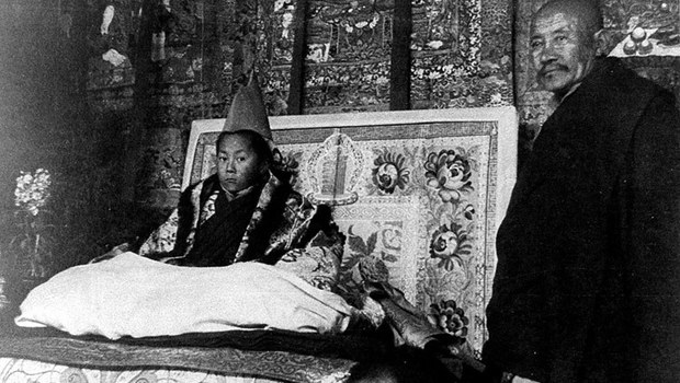 ༧རྒྱལ་བ་སྐུ་ཕྲེང་བཅུ་བཞི་པ་ཆེན་པོ་མཆོག་གསེར་ཁྲིར་མངའ་སྲོལ་ཞུས་ཏེ་ལོ་ངོ་༨༠་འཁོར་བའི་དུས་དྲན། ༧རྒྱལ་བ་སྐུ་ཕྲེང་བཅུ་བཞི་པ་ཆེན་པོ་མཆོག་གསེར་ཁྲིར་མངའ་སྲོལ་ཞུས་ཏེ་ལོ་ངོ་༨༠་འཁོར་བའི་དུས་དྲན།