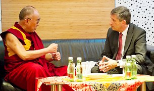 ༸གོང་ས་མཆོག་དང་ཨོ་སི་ཊེ་རི་ཡའི་སྲིད་བློན་མཇལ་འཕྲད། ༸གོང་ས་མཆོག་དང་ཨོ་སི་ཊེ་རི་ཡའི་སྲིད་བློན་མཇལ་འཕྲད།