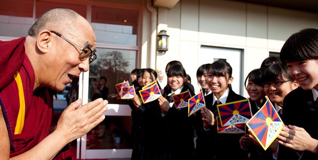 ༧གོང་ས་མཆོག་ཉི་ཧོང་གི་བུད་མེད་སློབ་གྲྭ་ཞིག་ཏུ་ཆིབས་སྒྱུར་བསྐྱངས་སྐབས།