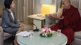 ཉི་ཧོང་གི་གསར་འགོད་པ་གྲགས་ཅན་ལྕམ་Yoshiko Sakuraiཡིས༧གོང་ས་མཆོག་ལ་བཀའ་འདྲི་གནང་བཞིན་པ།