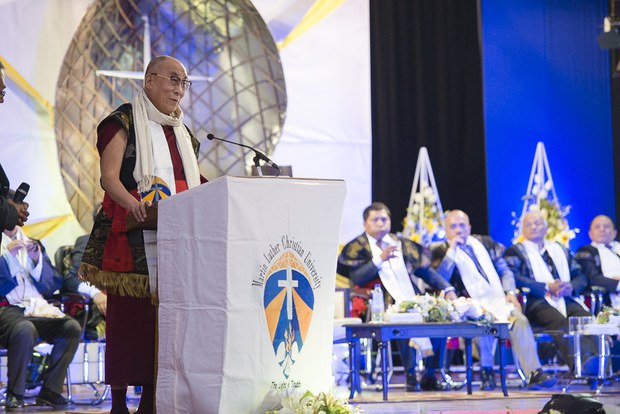 ༧གོང་ས་མཆོག་གིས་Martin Lutherཡེ་ཤུའི་གཙུག་ལག་སློབ་གྲྭར་གསུངས་བཤད་གནང་བཞིན་པ། ༧གོང་ས་མཆོག་གིས་Martin Lutherཡེ་ཤུའི་གཙུག་ལག་སློབ་གྲྭར་གསུངས་བཤད་གནང་བཞིན་པ།