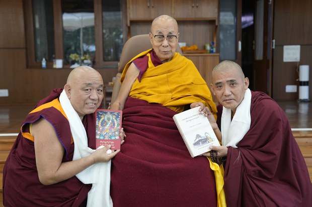 འཕགས་མཆོག་ཝ་ཏི་བཟོང་པོའི་སྐོར་གྱི་དཔེ་རྙིང་ཕྱོགས་བསྡུས་པད་དཀར་ཆུན་པོ།