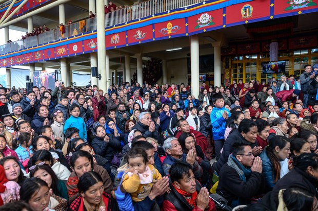 ཆོས་ཁས་མི་ལེན་མཁན་ཚོས་༸གོང་ས་མཆོག་གི་གསུང་ཆོས་ཞུ་བཞིན་འདུག