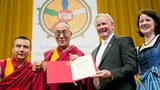 ༸གོང་ས་མཆོག་ལ་གསེར་གྱི་གཟེངས་རྟགས།