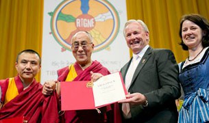 ༸གོང་ས་མཆོག་ལ་གསེར་གྱི་གཟེངས་རྟགས། ༸གོང་ས་མཆོག་ལ་གསེར་གྱི་གཟེངས་རྟགས།