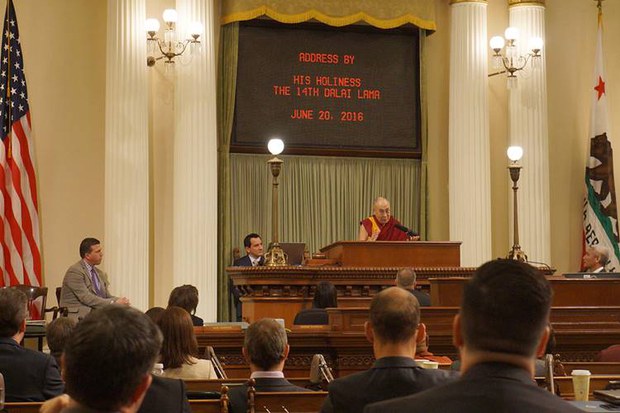  ༧གོང་ས་མཆོག་ནས་ཁེ་ལེ་ཧྥོ་ནི་ཡའི་གྲོས་ཚོགས་སུ་གསུང་བཤད་གནང་བ།