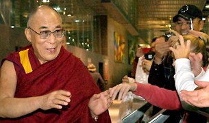 ༸གོང་ས་མཆོག་ཨོསི་ཊེ་ལི་ཡར་ཞབས་སོར་འཁོད། ༸གོང་ས་མཆོག་ཨོསི་ཊེ་ལི་ཡར་ཞབས་སོར་འཁོད།