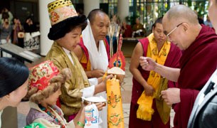 ༸གོང་ས་མཆོག་ལོང་སྦིཆ་རུ་ཞབས་སོར་འཁོད་པ།