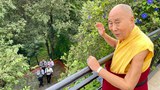 ༧གོང་ས་༧སྐྱབས་མགོན་ཆེན་པོ་མཆོག་གི་སྔ་དྲོའི་ཞབས་འཆམ་སྐབས་༧རྒྱལ་བའི་ཕོ་བྲང་གི་འདིངས་གཡབ་ནས་༧སྐུའི་སྲུང་བྱ་ཞབས་ཞུ་བ་རྒྱ་གར་བའི་སྐོར་སྲུང་བ་དང་ལྷན་ཞལ་མོལ་མཛད་བཞིན་པ། དཔར་ལེན་པ་སྐུ་ཞབས་བསྟན་འཛིན་འཇམ་དཔལ།