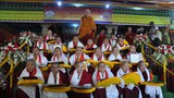 ༧གོང་ས་མཆོག་གིས་བོད་ཀྱི་ལོ་རྒྱུས་ནང་གི་ཐོག་མ་བཙུན་མ་ཉི་ཤུ་ཐམ་པར་དགེ་བཤེས་མའི་བསླབ་པ་མཐར་སོན་གྱི་ཕྱག་འཁྱེར་གསོལ་སྩལ་གནང་བ། ༢༠༡༦།༡༢།༢༢