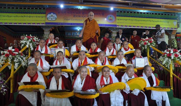 ༧གོང་ས་མཆོག་གིས་བོད་ཀྱི་ལོ་རྒྱུས་ནང་གི་ཐོག་མ་བཙུན་མ་ཉི་ཤུ་ཐམ་པར་དགེ་བཤེས་མའི་བསླབ་པ་མཐར་སོན་གྱི་ཕྱག་འཁྱེར་གསོལ་སྩལ་གནང་བ། ༢༠༡༦།༡༢།༢༢ ༧གོང་ས་མཆོག་གིས་བོད་ཀྱི་ལོ་རྒྱུས་ནང་གི་ཐོག་མ་བཙུན་མ་ཉི་ཤུ་ཐམ་པར་དགེ་བཤེས་མའི་བསླབ་པ་མཐར་སོན་གྱི་ཕྱག་འཁྱེར་གསོལ་སྩལ་གནང་བ། ༢༠༡༦།༡༢།༢༢