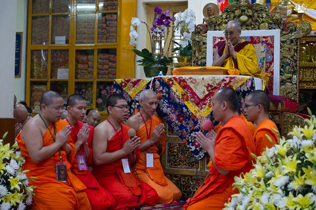 ༧གོང་ས་མཆོག་ནས་བཞུགས་སྒར་དུ་གསུང་ཆོས་གནང་བ།