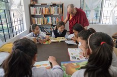 ༧གོང་ས་མཆོག་གིས་དཔེ་དེབ་ཀློག་བཞིན་པའི་སློབ་མ་ཁག་གཅིག་དང་མཇལ་བ། ༢༠༡༦།༡༢།༢༢