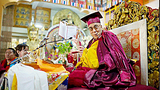 ༸གོང་ས་མཆོག་ལ་མཐོ་སློབ་མཁས་དབང་ཕྱག་འཁྱེར་ཕུལ།