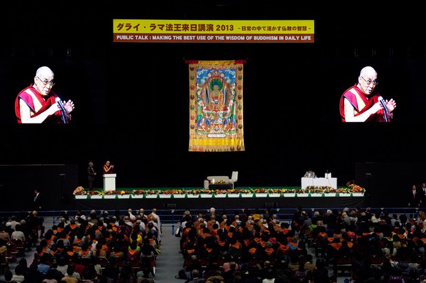 ༧གོང་ས་མཆོག་གིས་ཉི་ཧོང་དུ་མི་དམངས་སྟོང་ཚོ་བརྒལ་བར་བཀའ་སློབ་གནང་བཞིན་པ།