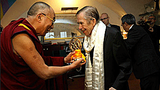 ༸གོང་ས་མཆོག་ཅེཀ་ནང་ཞབས་སོར་བདེ་བར་འཁོད་པ།