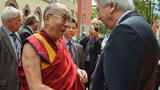 ཧེ་སེ་མངའ་སྡེའི་སྲིད་སྐྱོང་དང་མཇལ་འཕྲད།