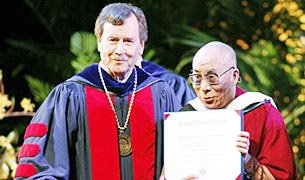 ༸གོང་ས་མཆོག་ལ་ཨེས་ཨེམ་ཡུ་སློབ་གྲྭས་གཟེངས་རྟགས་ཕུལ། ༸གོང་ས་མཆོག་ལ་ཨེས་ཨེམ་ཡུ་སློབ་གྲྭས་གཟེངས་རྟགས་ཕུལ།