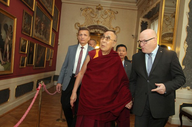 སུད་སིའི་བོད་མིར་བཀའ་སློབ་དང་ཅེག་སྤྱི་མཐུན་རྒྱལ་ཁབ་གྱི་མཛད་འཕྲིན།