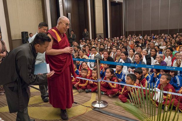 ཨ་སམ་ལ་བཅར་བའི་བོད་མིར་མཇལ་ཁ་གནང་བ།
