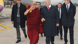 ༸གོང་ས་༸སྐྱབས་མགོན་ཆེན་པོ་མཆོག་ལ་ལྷོ་ཊི་རོལ་གྲངས་ཉུང་མི་རིགས་ཀྱི་གཟེངས་རྟགས་འབུལ་གཏེན་འཁེལ་བ།