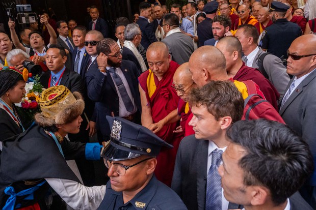 ༸གོང་ས་མཆོག་གི་ཞབས་པུས་སྨན་བཅོས་དང་ད་བར་གྱི་གནས་བབས།