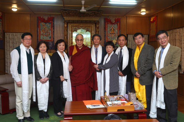 རྒྱ་རིགས་དམངས་གཙོ་དོན་གཉེར་བས་༸གོང་ས་མཆོག་དང་མཇལ་འཕྲད། རྒྱ་རིགས་དམངས་གཙོ་དོན་གཉེར་བས་༸གོང་ས་མཆོག་དང་མཇལ་འཕྲད།