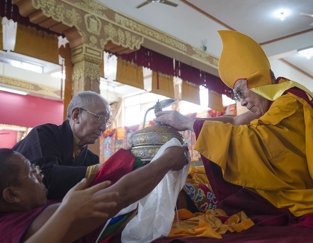 བྲག་གཡབ་མང་ཚོགས་ནས་༸གོང་ས་མཆོག་ལ་བརྟན་བཞུགས། བྲག་གཡབ་མང་ཚོགས་ནས་༸གོང་ས་མཆོག་ལ་བརྟན་བཞུགས།