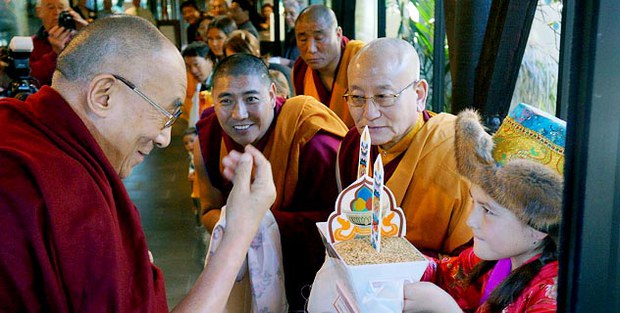 ༸གོང་ས་མཆོག་ནིའུ་ཛ་ལེནྜ་རུ་ཞབས་སོར་བདེ་བར་འཁོད་གནང་ཡོད་པ། ༸གོང་ས་མཆོག་ནིའུ་ཛ་ལེནྜ་རུ་ཞབས་སོར་བདེ་བར་འཁོད་གནང་ཡོད་པ།