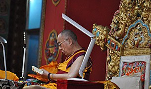 འབྲུས་སྤུངས་དགོན་པར་ཆིབས་བསྒྱུར། འབྲུས་སྤུངས་དགོན་པར་ཆིབས་བསྒྱུར།