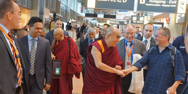 ༸གོང་ས་མཆོག་ཇར་མན་གྱི་གྲོང་ཁྱེར་ཧེམ་བྷག་ཏུ་ཞབས་སོར་བདེ་བར་འཁོད་པ། ༸གོང་ས་མཆོག་ཇར་མན་གྱི་གྲོང་ཁྱེར་ཧེམ་བྷག་ཏུ་ཞབས་སོར་བདེ་བར་འཁོད་པ།