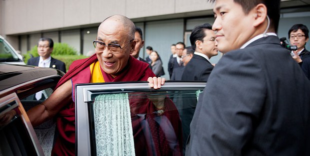 ༸གོང་ས་མཆོག་ཉི་ཧོང་དུ་ཞབས་སོར་བདེ་བར་འཁོད་གནང་མཛད་ཡོད་པ། ༸གོང་ས་མཆོག་ཉི་ཧོང་དུ་ཞབས་སོར་བདེ་བར་འཁོད་གནང་མཛད་ཡོད་པ།