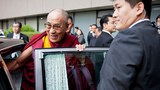 ༸གོང་ས་མཆོག་ཉི་ཧོང་དུ་ཞབས་སོར་བདེ་བར་འཁོད་གནང་མཛད་ཡོད་པ།