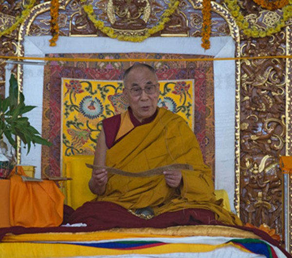 ༸གོང་ས་མཆོག་ལཌི་བི་ཡ་རུ་ཞབས་སོར་འཁོད།