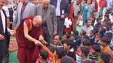ཁྱིམ་ཚང་མེད་པའི་ཕྲུ་གུའི་སློབ་གྲྭ་ཞིག་ཏུ་ཆིབས་བསྒྱུར།