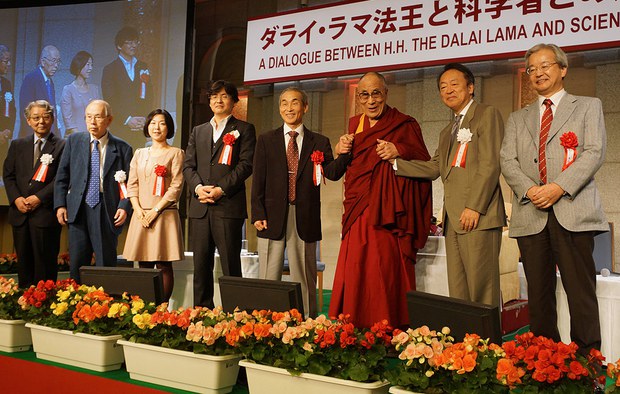 ཉི་ཧོང་དུ་ཚན་རིག་པ་ཁག་གཅིག་དང་ལྷན་དུ་བགྲོ་གླེང༌མཛད་གནང་ཡོད་པ། ཉི་ཧོང་དུ་ཚན་རིག་པ་ཁག་གཅིག་དང་ལྷན་དུ་བགྲོ་གླེང༌མཛད་གནང་ཡོད་པ།