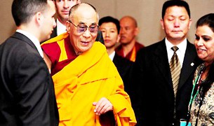 ལོང་སྦིཅ་ས་གནས་སུ་ཞབས་སོར་འཁོད་པ། ལོང་སྦིཅ་ས་གནས་སུ་ཞབས་སོར་འཁོད་པ།