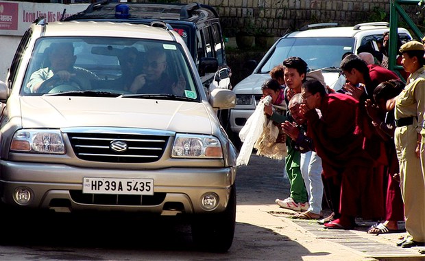 ༸གོང་ས་སྐྱབས་མགོན་ཆེན་པོ་མཆོག་བཞུགས་སྒར་ནས་ཆིབས་ཐོན་གནང་ཡོད་པ།