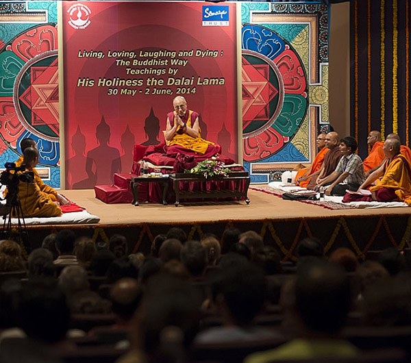༸གོང་ས་མཆོག་ནས་རྒྱ་གར་གྲོང་ཁྱེར་མུམ་བྷཡི་ནང་གསུང་ཆོས་སྩོལ་བཞིན་པ།