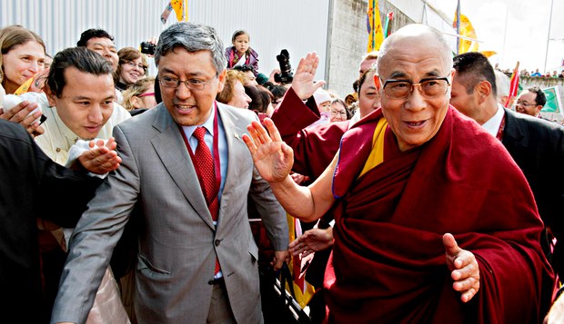 སུད་སིའི་ནང་དད་ལྡན་ཆོས་ཞུ་བ་༨༠༠༠ལྷག་ལ་བཀའ་ཆོས་བསྩལ་བ། སུད་སིའི་ནང་དད་ལྡན་ཆོས་ཞུ་བ་༨༠༠༠ལྷག་ལ་བཀའ་ཆོས་བསྩལ་བ།