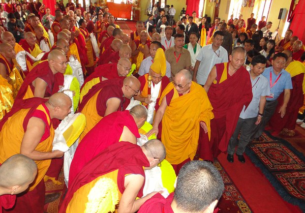 དགྲ་ནག་བཅུ་གསུམ་མའི་བཀའ་དབང་བསྩོལ་བཞིན་པ། དགྲ་ནག་བཅུ་གསུམ་མའི་བཀའ་དབང་བསྩོལ་བཞིན་པ།