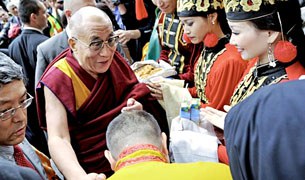 ༸གོང་ས་མཆོག་ཧང་ག་རི་ལ་ཞབས་སོར་འཁོད་གནང་བ། ༸གོང་ས་མཆོག་ཧང་ག་རི་ལ་ཞབས་སོར་འཁོད་གནང་བ།