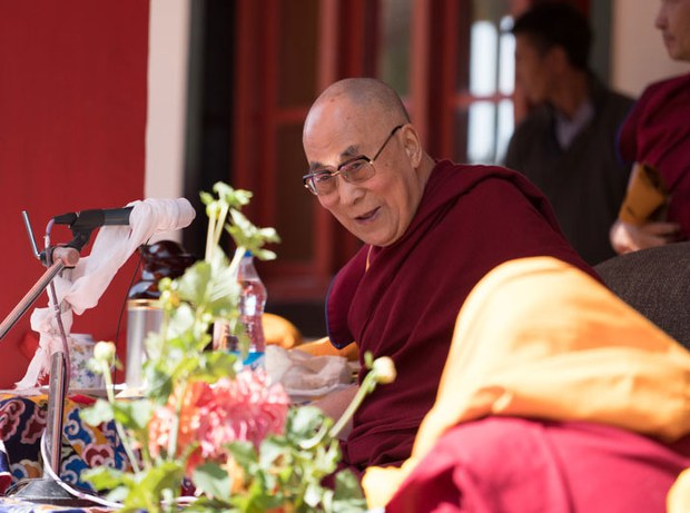 ལ་དྭགས་བྲག་ཐོག་དགོན་དུ་བཀའ་སློབ་སྩལ་བ།